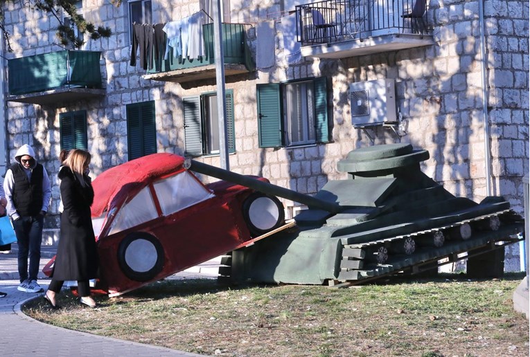 Učenici iz Zagvozda odali počast žrtvama Domovinskog rata maketom Fiće protiv tenka