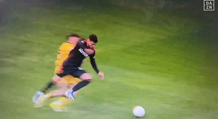 VIDEO Baturina pokošen, Fabregas poludio. Situacija s kraja derbija na Meazzi