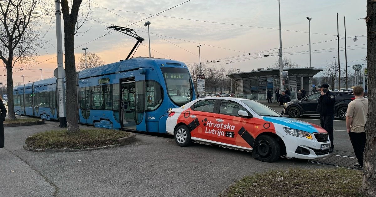 FOTO Sudar taksija i tramvaja u Dubravi, veliki zastoj tramvaja