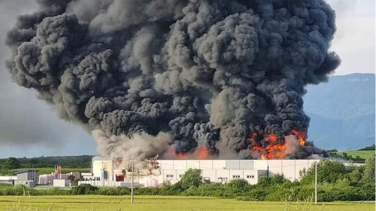 VIDEO Golemi požar u tvornici u Bihaću: "Zatvorite prozore, nemojte ići van"