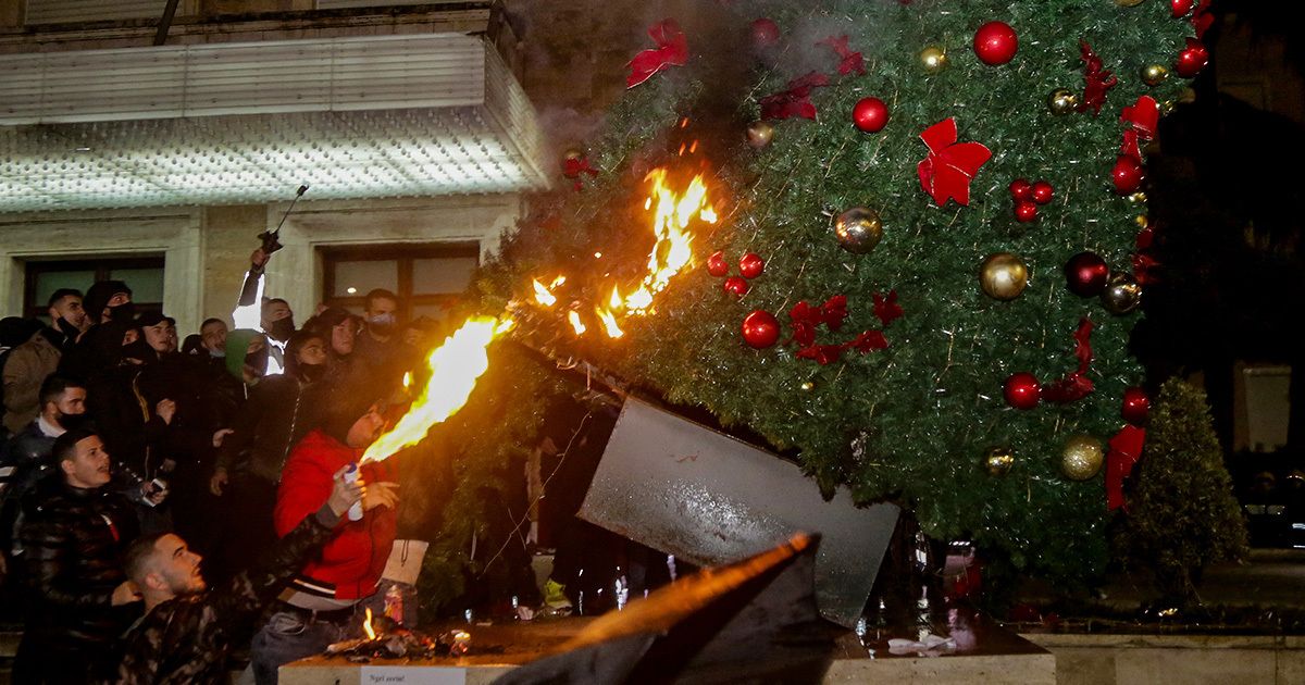U Albaniji policija ubila mladića koji je kršio policijski sat, izbili prosvjedi