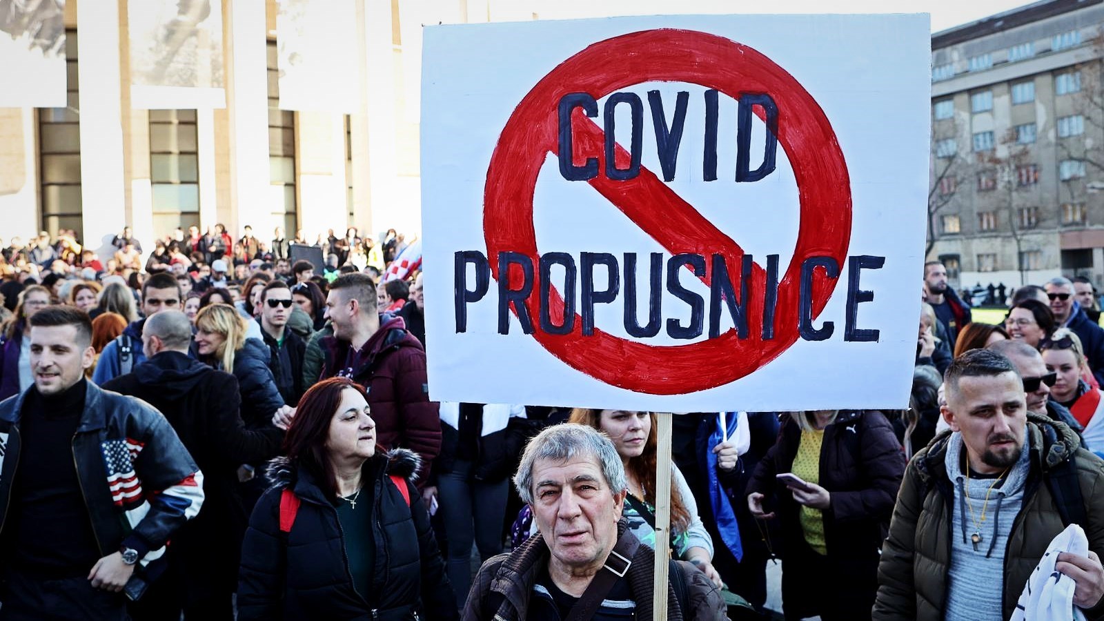 Pogledajte transparente s prosvjeda: "Sloboda se ne traži, sloboda se živi"