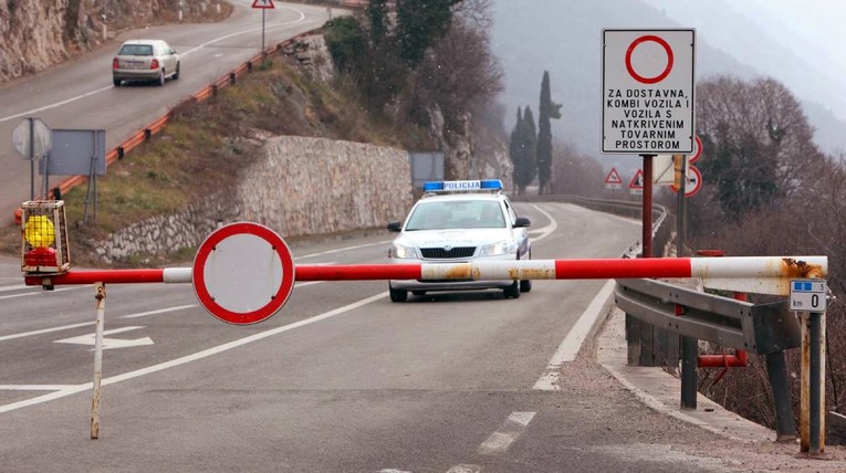 Jak vjetar otežava promet, uvedena ograničenja na dijelovima Jadranske magistrale