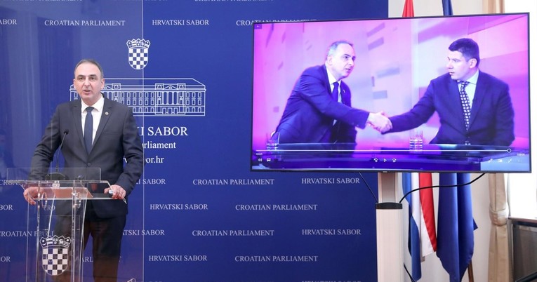 Kapulica: Grmoja nema časti ni poštenja. Grmoja: Moj kum ne čuva milijune u garaži