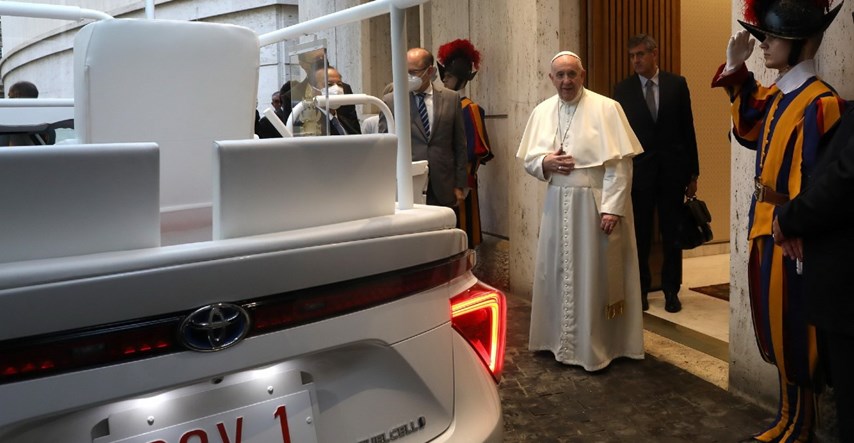 Papa ima novi auto