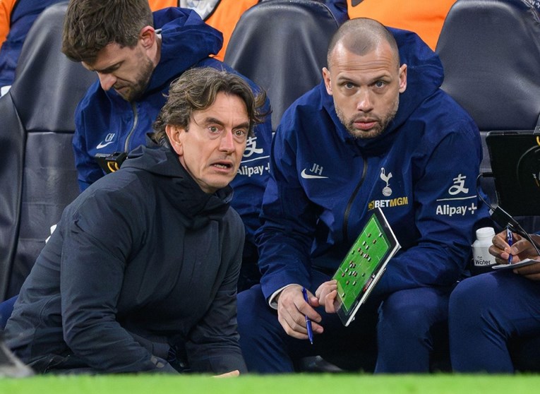 Molili su ga da ostane kad je Tudor došao. "Ovo je besmisleno, moram otići"