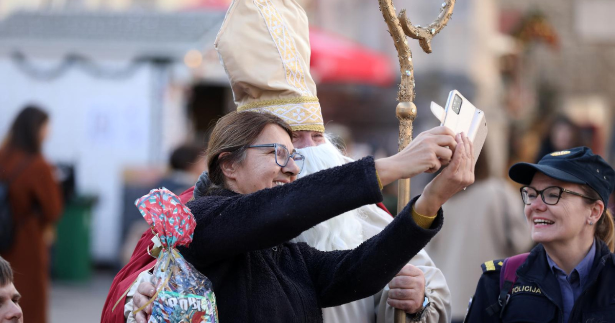 VIDEO  Sveti Nikola u Pulu stigao pod policijskom pratnjom i razveselio mališane