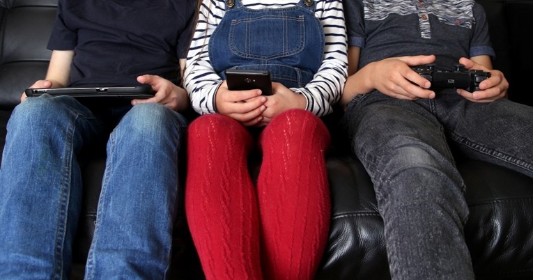 Pola roditelja nije svjesno da ekrani štete dječjem vidu, prema anketi