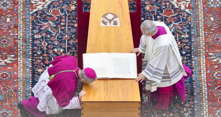Benedikt XVI. pokopan u Vatikanu