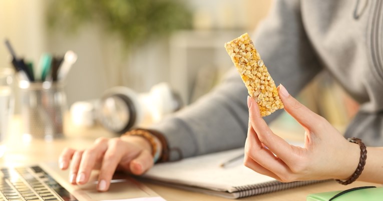 Nutricionisti: Želite skinuti visceralnu masnoću do ljeta? Izbjegavajte 3 vrste hrane