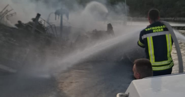 VIDEO Na Hvaru izgorio katamaran i potonuo na morsko dno