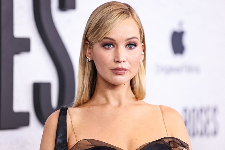 Jennifer Lawrence na premijeri filma u Los Angelesu pokazala trudnički trbuh