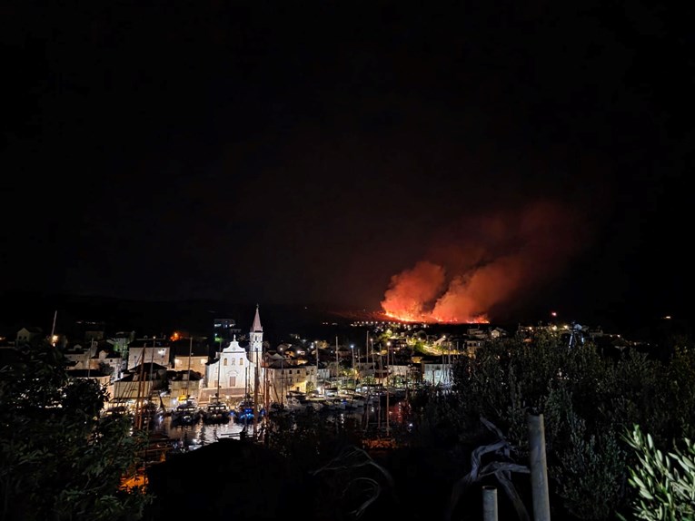 Udar munje izazvao požar iznad Milne na Braču