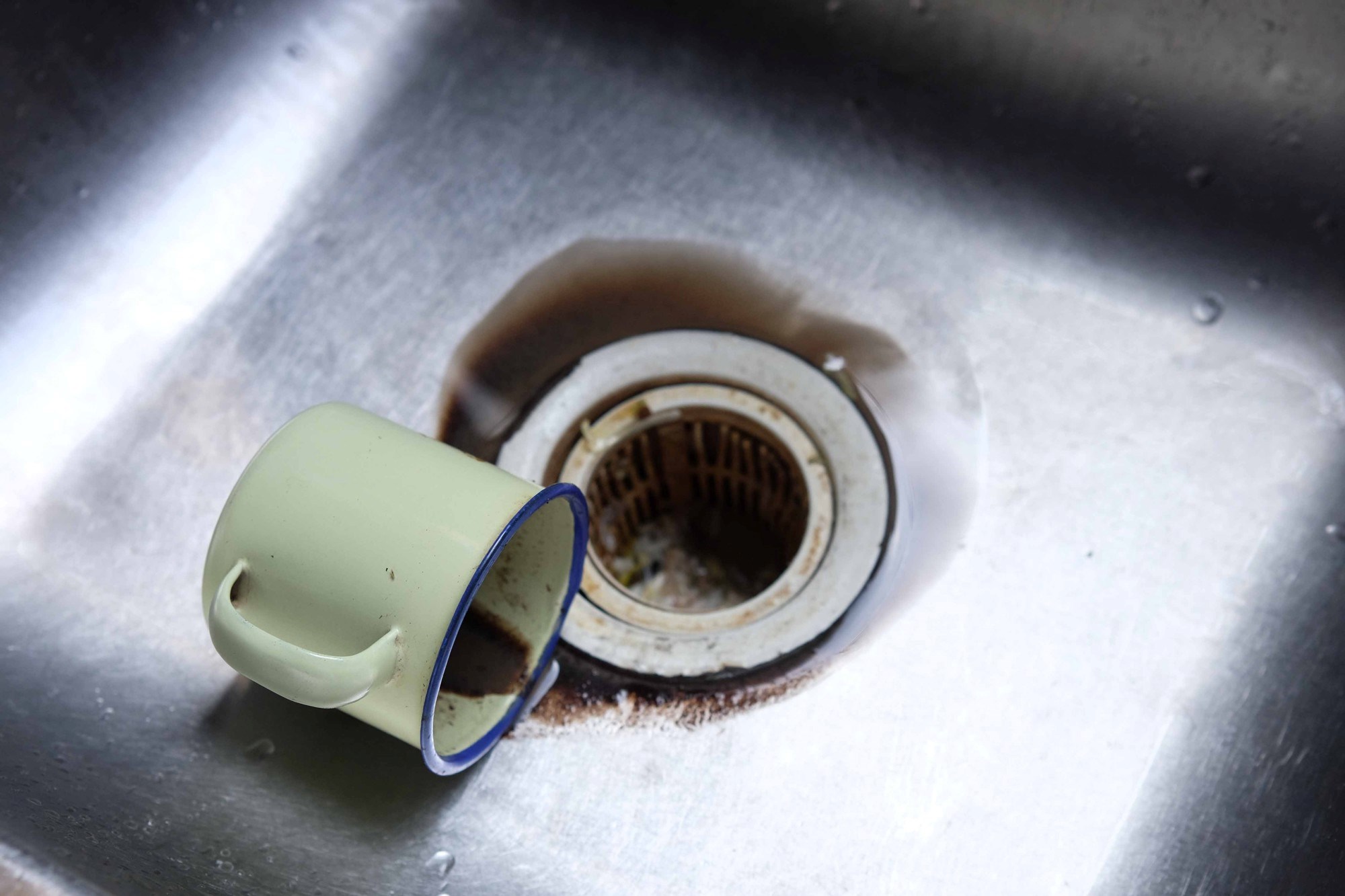 Britanski znanstvenici: Ne izlijevajte talog i ostatke kave u javne odvode