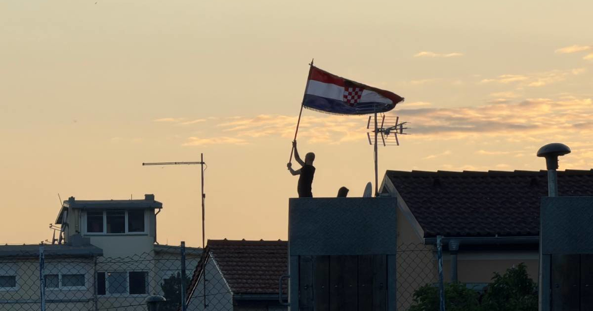 VIDEO Tip se u Zaprešiću popeo na krov kuće i mahao hrvatskom zastavom