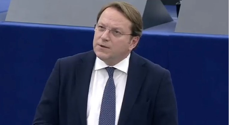 VIDEO HDZ-ovac postavio pitanje o Srbiji. Povjerenik EU: Koliko još idiota ima ovdje?