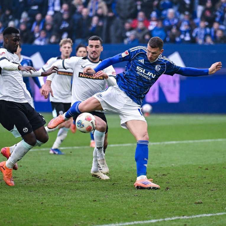 Džeko vrhunski zabio na debiju za Schalke. Pogledajte gol