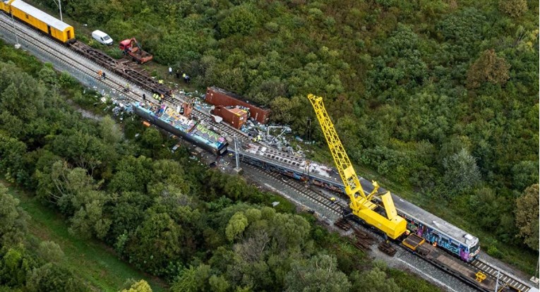 FOTO Pogledajte kako iz zraka izgleda sanacija strašnog sudara vlakova