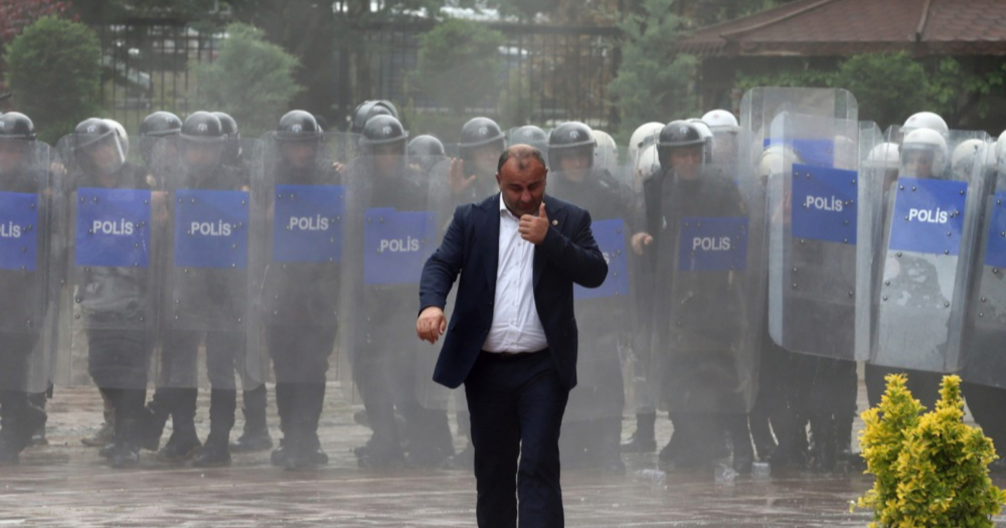 VIDEO Turski policajci napali sjedište oporbene stranke