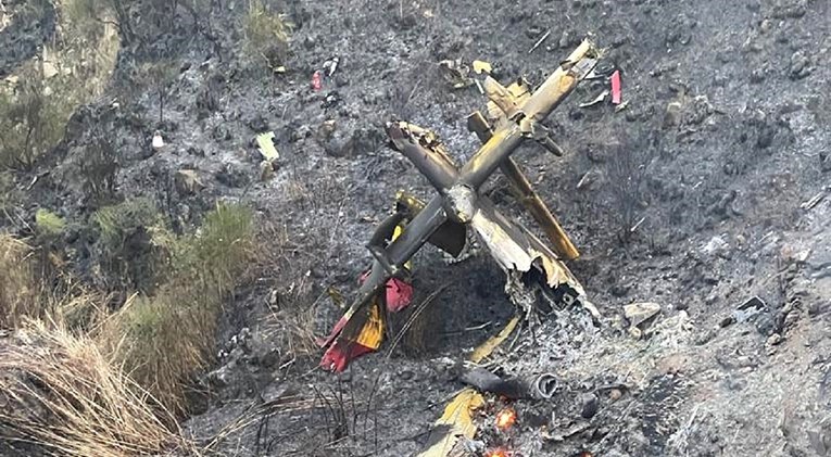 FOTO Kanader u Italiji udario u planinu, dvoje mrtvih u eksploziji. Netko sve snimio