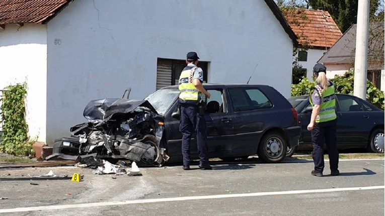 Frontalni sudar dvaju auta kod Pleternice, vozač preminuo na putu do bolnice