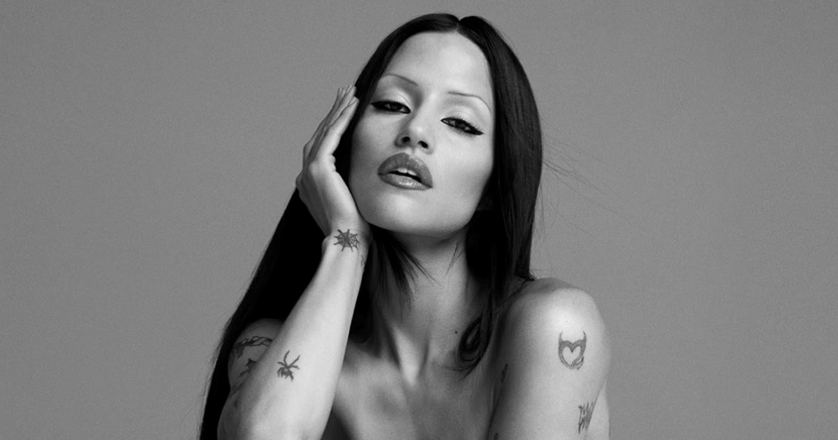 U novoj MAC kampanji američka pjevačica nosi samo šminku