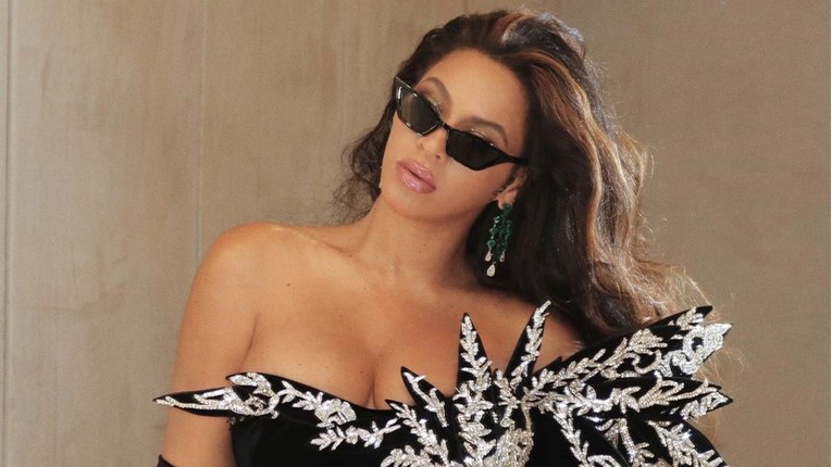 Vruće snimanje za Vogue: Beyoncé u jako izrezanoj haljini pokazala tangice