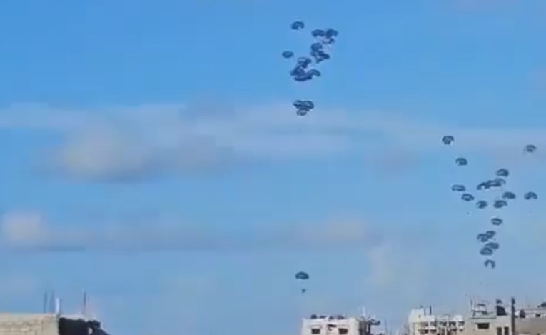 VIDEO Petero ljudi u Gazi ubili paketi humanitarne pomoći izbačeni iz aviona