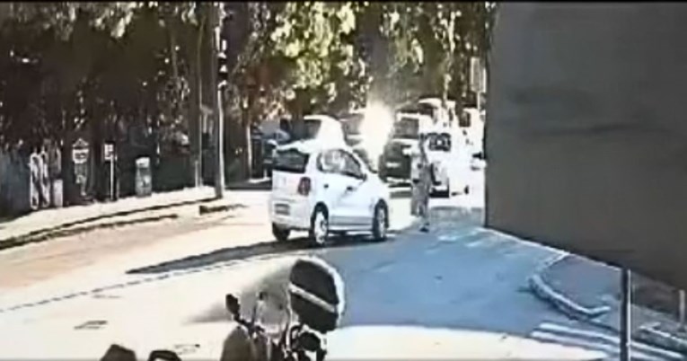 Kamera snimila nesreću u Splitu. Autom srušio pješakinju, prelazila je na zeleno