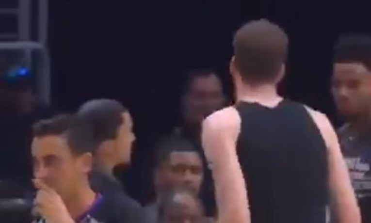 NBA igrač ušao u igru bez dresa, suigrači mu sarkastično pljeskali