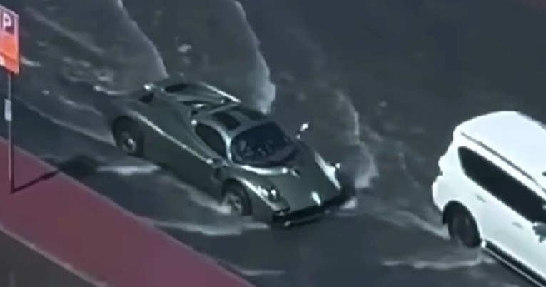 VIDEO Kakav car: Pogledajte u čemu se vozio poplavljenim ulicama Dubaija