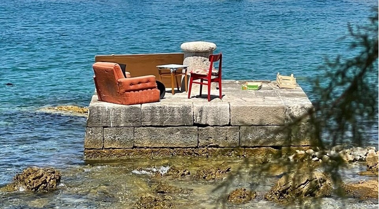 Netko je na plaži na Silbi napravio dnevni boravak s foteljom, stolicama i stolom