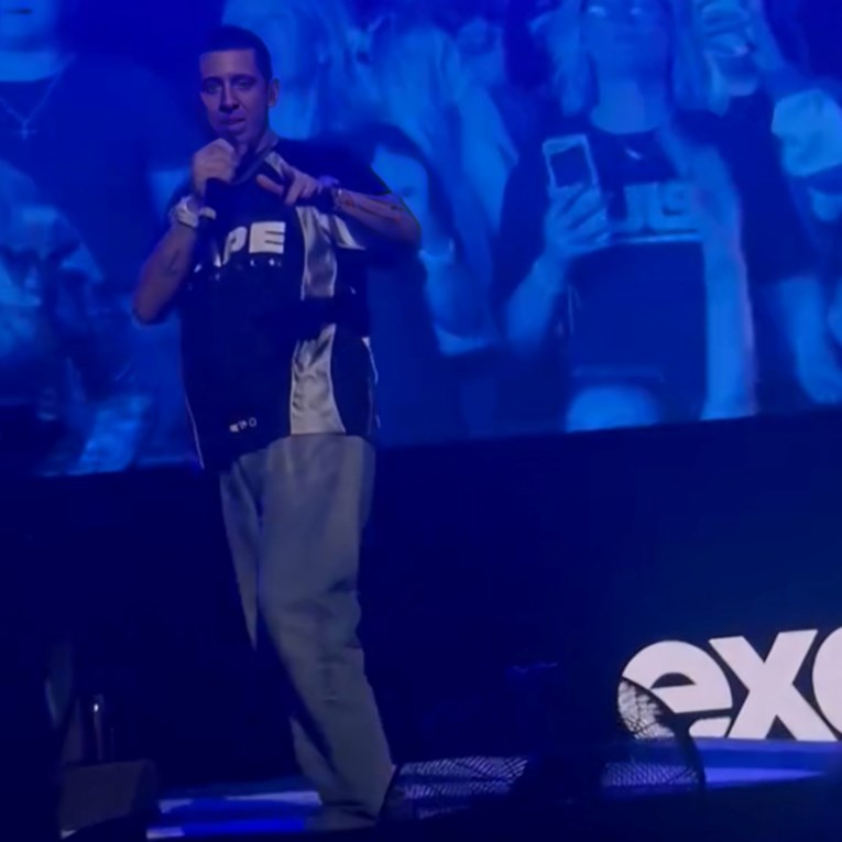 Pop zvijezda poručila obožavateljici s invaliditetom: "Ustani, izgledaš glupo"