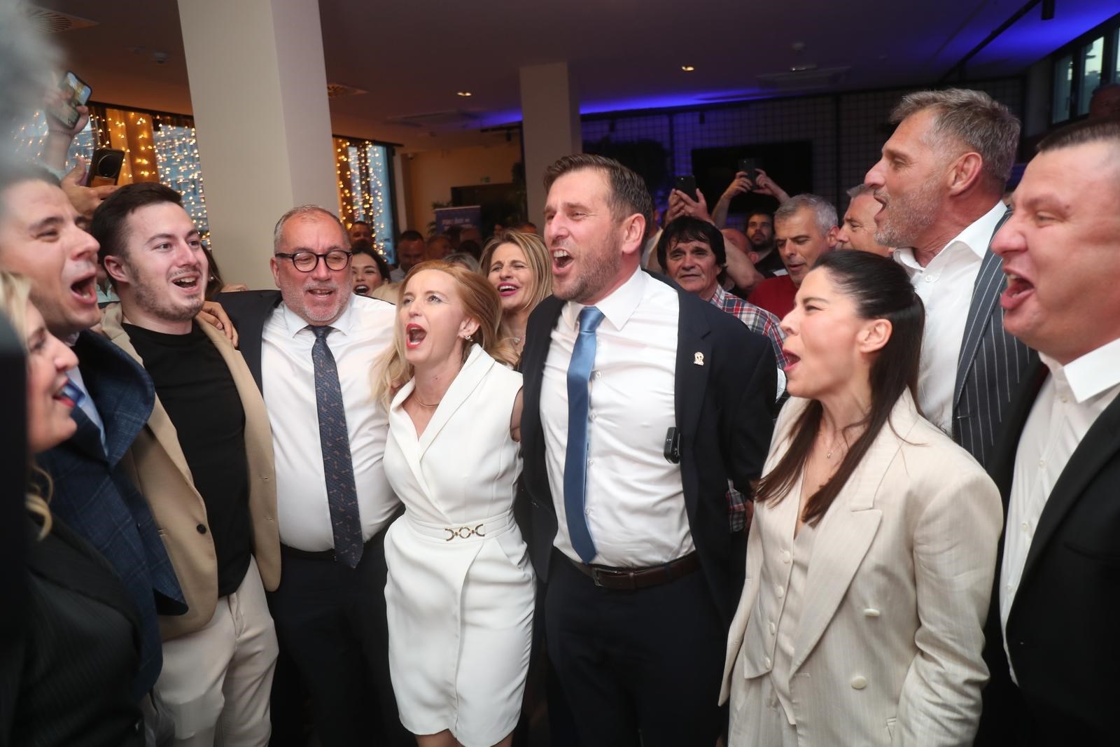 HDZ-ovci u Splitu slavili uz dvije torte, na obje su bile ispisane poruke