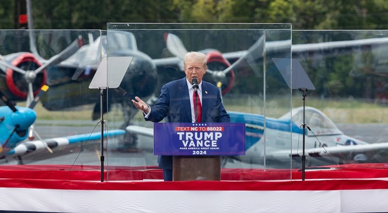 VIDEO Trump na skupu zaštićen neprobojnim staklom