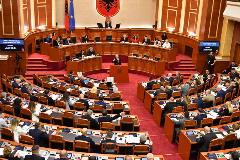 Албанија го усвои законот за родова еднаквост по жестока дебата