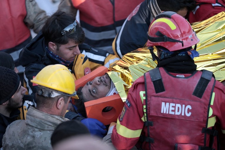 VIDEO Novo čudo u Turskoj. 149 sati nakon potresa iz ruševina izvučen živ čovjek