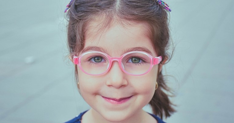 Osam znakova da je vid vašeg djeteta ugrožen i da treba nositi naočale