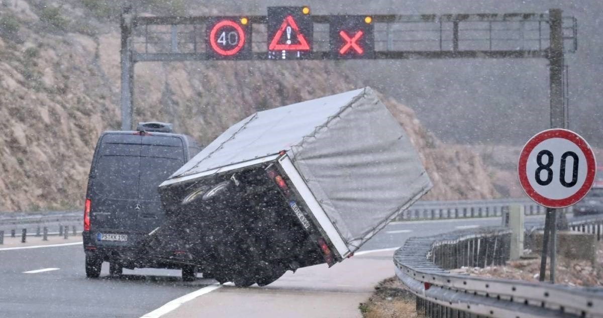 Bura prevrnula prikolicu na autocesti A1, pogledajte snimku