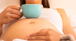 Žena popila čaj od maline, potaknula trudove i rodila za 20 minuta