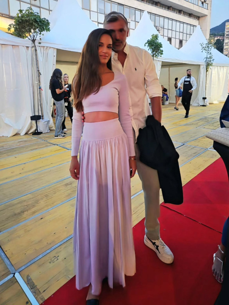 Nives Ivanišević u lila kompletu privukla poglede. Outfit je sad na sniženju