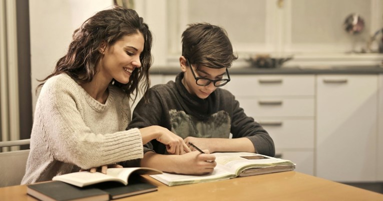 Trebaju li djeca pisati domaću zadaću? Evo što kaže stručnjakinja