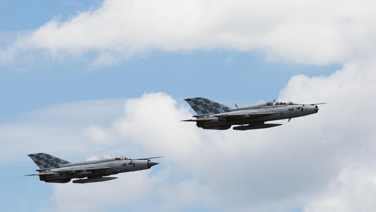 Vojni avioni lete iznad osam županija, moguće probijanje zvučnog zida