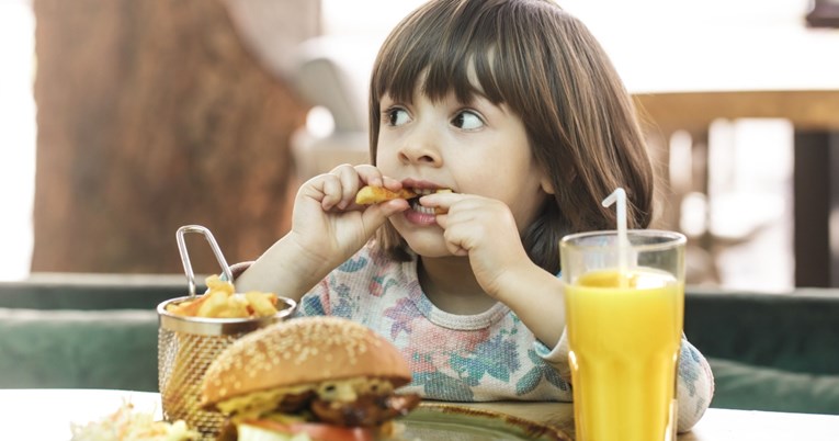 Zabrinjavajući trend: Djeca influenceri reklamiraju junk food