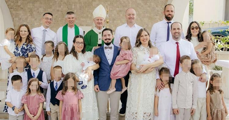FOTO Ministar Šipić bio na krštenju sedmog djeteta iz iste obitelji