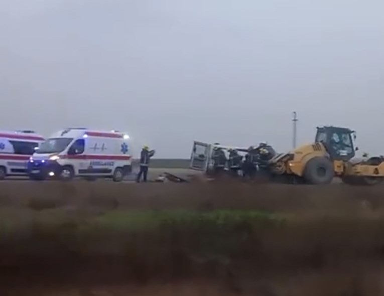 Teška nesreća u Srbiji: Četiri osobe poginule u sudaru kombija i cestovnog valjka