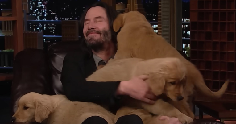Keanu Reeves se uživo u emisiji igrao sa štencima. Prizor otapa srca