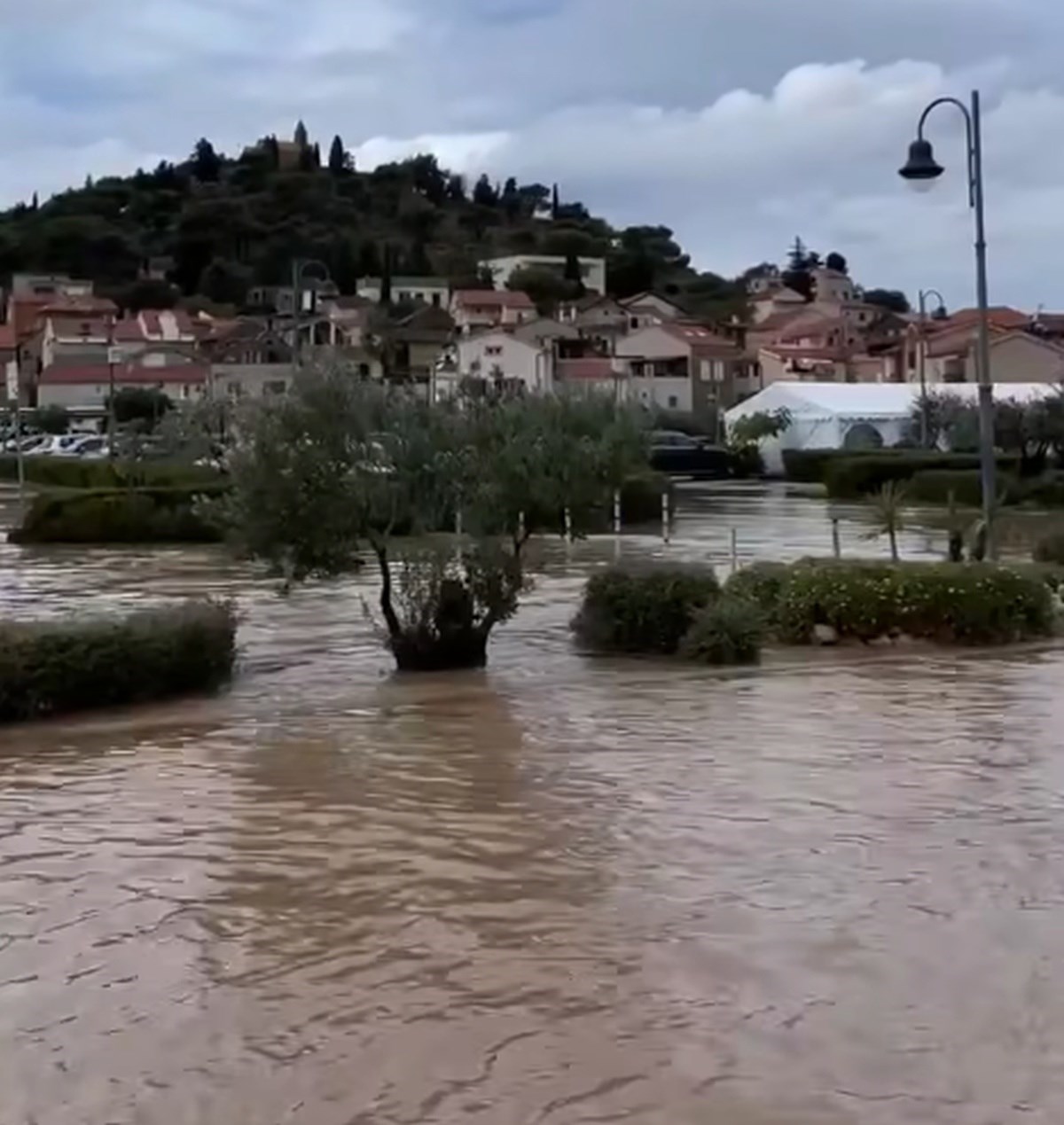 VIDEO I FOTO Tribunj potopljen, stiže drugi val pljuska. "Uzmite vreće i pijesak"