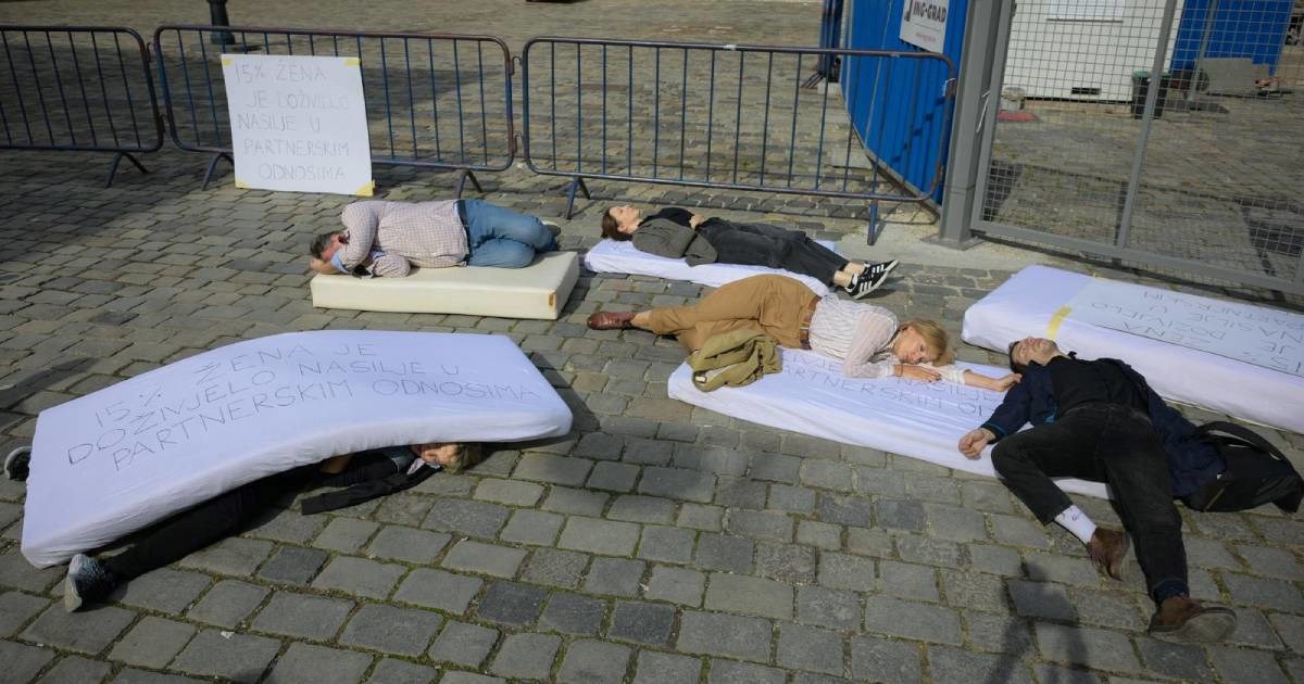 Ljudi s madracima hodali Zagrebom pa legli na Markovu trgu. O čemu se radi?