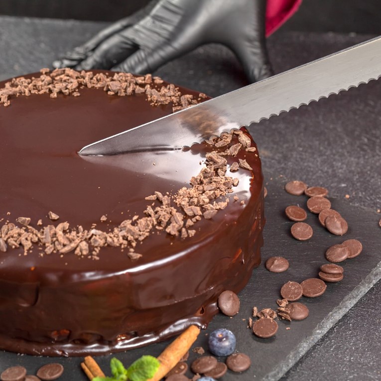 Cijelo smo vrijeme tortu rezali pogrešnim nožem, s ovim to ide kao od šale